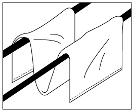干すときは形を整えて洗濯竿を2本使ってM字型に干しますと、風が通る隙間が出来て乾きやすくなります。
